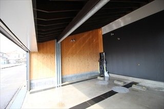 壁面は無垢のヒノキの羽目板を貼りました。