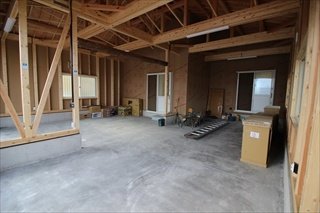 倉庫／梁・柱などが剥き出しの大空間です。木の香りがします。