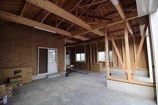 古材を利用した梁も入っています。ここにお子様用のブランコやハンモックなどもつけることができます。