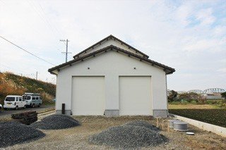 森の中にたたずむ、北欧風の倉庫をイメージして建築しました。