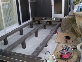 現状(岩の出っ張り)に合わせて、一枚一枚デッキ材を切って、施工しています。