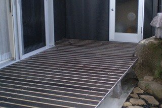 一枚一枚デッキ材を塗装した後に、面(角)を取り、取った面をあえて塗装せず、ストライプ模様を残しました（施主様の案） 