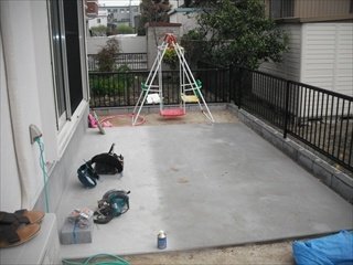 ウッドデッキの下部に土間コンクリートを打った状態です。