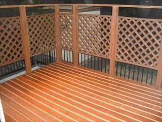 面取り部分は塗装せずに、ストライプデザインにしました。フェンスはラティスフェンスを加工して作りました。