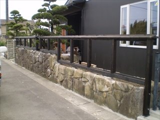 立派な槇の木に合わせて、途中で塀をくり貫いています。