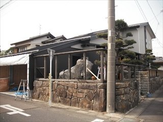 塀は既製品ではなく、すべて手造りなので、庭の形に合わせて、塀の高さやデザインを自由に変えることができます。