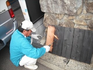 焼杉にするために、バーナーで杉板を焼いています。