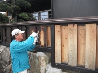 焼杉にするために、バーナーで杉板を焼いています。