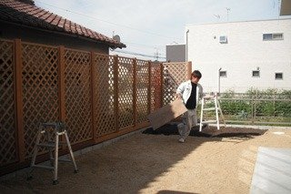 ラティスフェンスの柱とパネルを組み上げた状態です。あとは頭つなぎを施工すれば完成です。