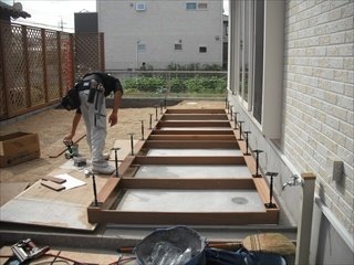 ウッドデッキを施工中。(2014)