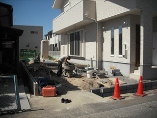 建物は完成して、これからカーポートとウッドデッキの施工です。(1989)