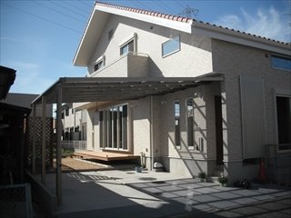 完成／建物の凹凸に合わせた一体型のカーポートができあがりました。これで雨が降っていても、濡れずに玄関に入れますし、すぐ横のウッドデッキから荷物をキッチンまで運び入れることができます。(6)