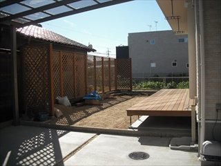 ラティスフェンスとウッドデッキが完成しました。それぞれは同じセランガンバツという耐水性に優れた木材を使用しています。庭に統一した色合いも生まれます。(8)