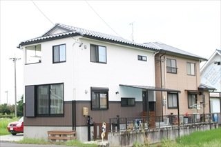 門からの屋根付きアプローチの外観
