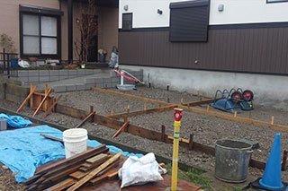 奥のスロープがおおむね完成しました。あとは手すりの工事のみです。駐車場はコンクリートを打つだけの状態です。