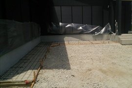 ウッドデッキ下の土間にコンクリートを打つ前の状態です。