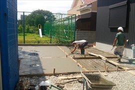 駐車場・コンクリート打設中。