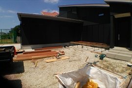 ウッドデッキの工事中。