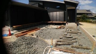 アプローチに枕木を施主様自らDIY。