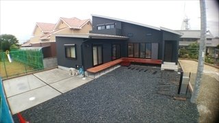 外構完成。建物とエクステリアのバランスもよく、施主様にも喜んでいただきました。