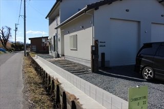 枕木のアプローチに枕木の機能門柱。施主様の自作です。