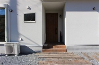 ビンテージの枕木と建物がいい雰囲気になっていますね。