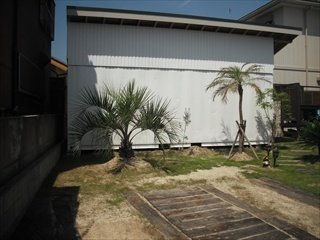 駐車場はコンクリートを打つのではなく、枕木で作ることで庭っぽく見せるようにしました。