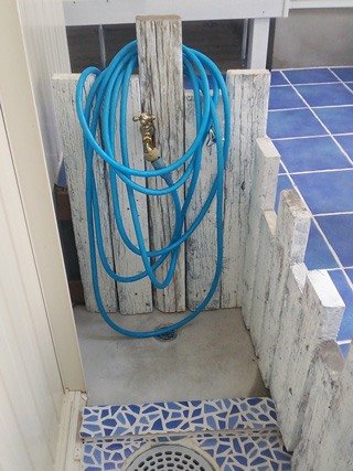 古材の枕木を白く塗装して、水洗柱に使いました。