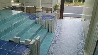 階段と踊り場は、タイルの色を使い分けて、アクセントにしました。