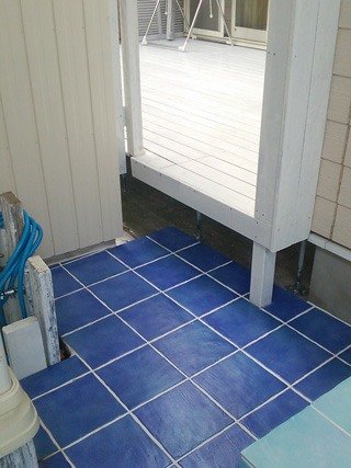 白いデッキと青いタイル。