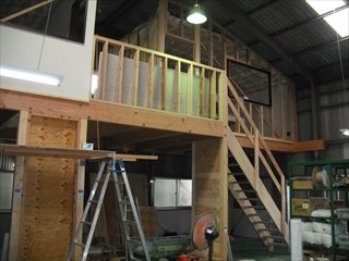 階段は現場合わせで一段一段すべて木で作りました。