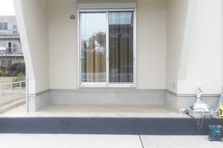 ウッドデッキの下部に土間コンクリートを打った状態です。