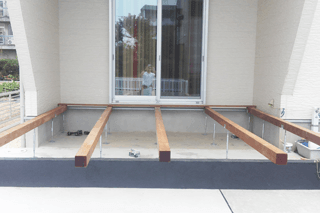 大引き（デッキ床下の太い木）を施工した状態です。