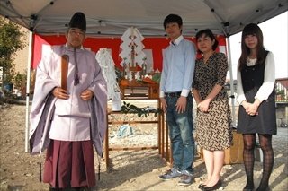 奥様は出産で関係で里帰り中。施主様と施主様のお母様、妹様と一緒に地鎮祭です。