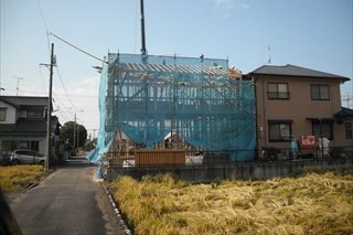 上棟日：これまで図面上でしか見ることができなかったお家が、いよいよその全貌を現し始めます。
