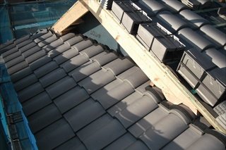 入母屋にいぶしの瓦です。まさに和の屋根になります。