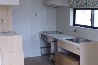 玄関の名栗（なぐり）調に使う無垢の木です。一枚一枚異なる木目のバランスにもこだわっています。