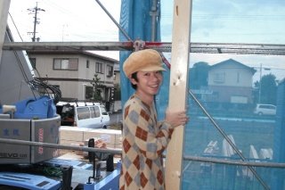 上棟日：朝一番、仕事の始めに、第一本目の柱を施主様に立ていただきました。