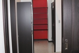 洗面所とパントリー／二部屋とも稼動棚が沢山あります。