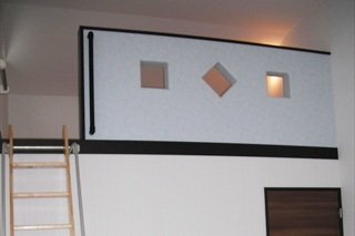 子供部屋のロフト／腰壁をくりぬき、遊び心を演出しています。