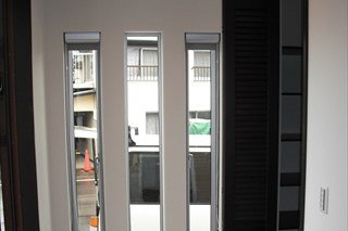 玄関ホール／細長い窓を３つ。玄関が明るくなります。
