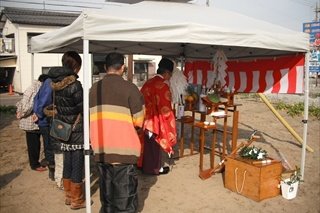 地鎮祭／土地の神様に安全祈願をします。