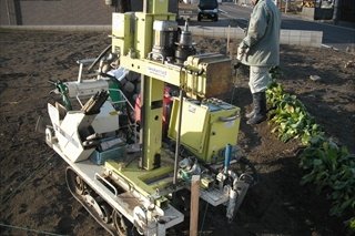 地盤調査／頑丈な基礎を作るための地盤調査です。固い地盤がでてくるまで調査します。この機械で地下8m迄の地盤調査が可能です。