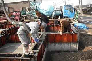 基礎／基礎立ち上がり。ポンプ者を使って生こん(魂)注入中！