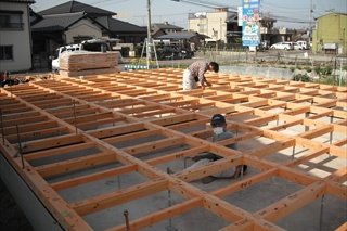 土台伏せ／シロアリ対策、防蟻処理。すべての基礎と土台の間には、基礎パッキンをかまして、通気性を保っています。