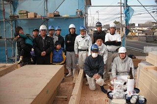 上棟／お神酒で四方清めて上棟開始。