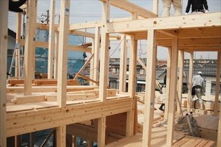 上棟／手前が2回、左の床が2.5階、右側がロフト（2.7階)の長複雑な構造になっています。