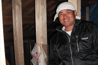 上棟／無事、御幣(ごへい)を棟木に飾りました。