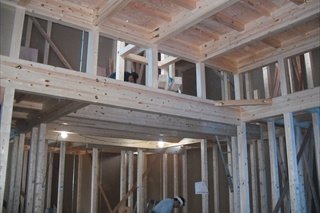 ／リビングから見た風景で、1回のリビングと、2回の子供部屋が見えます。リビングが配転上で、スキップフロアーのため。