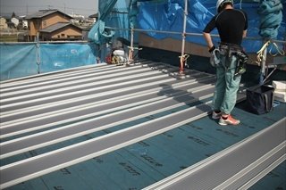 ／下屋根は瓦棒(板金屋根)です。